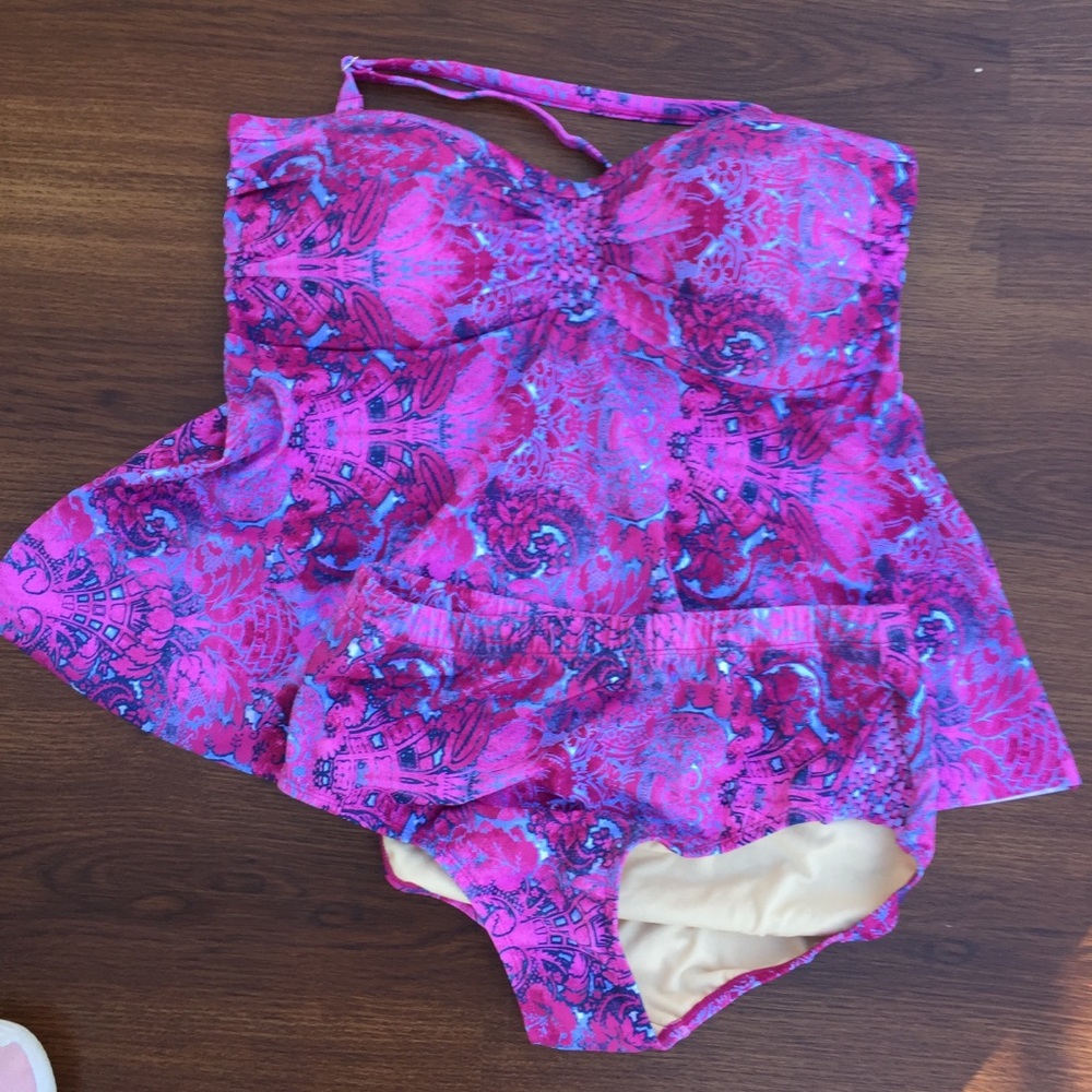 NWT • Slimming Tankini